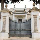 Siamo quindi davanti all�ingresso della tenuta, posta su una piccola altura e introdotta da un alto cancello grigio incastonato tra due alte colonne in pietra sovrastate da pigne decorative